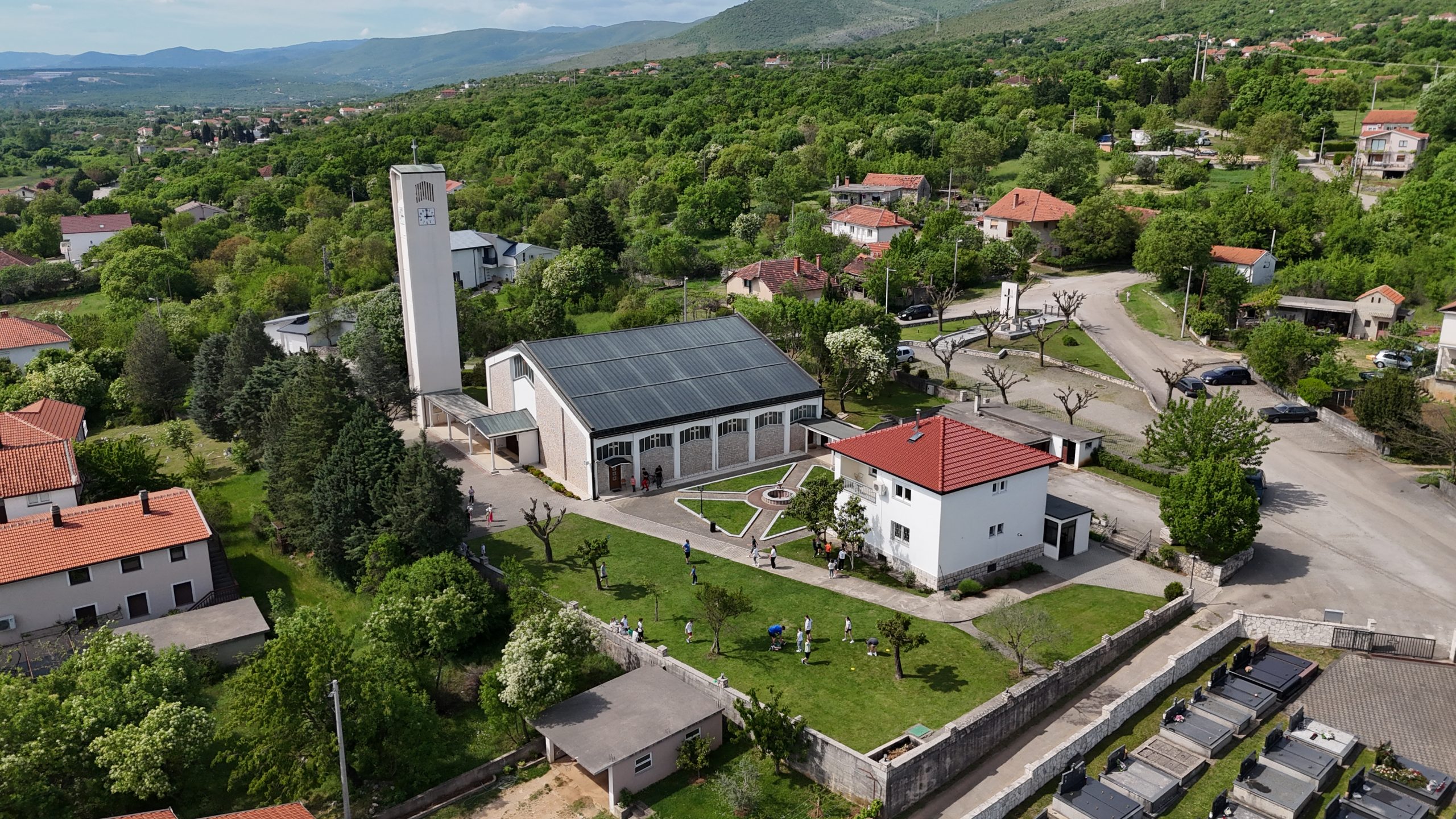 Župna crkva u Pologu